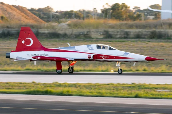 Luqa, Malta 22 Eylül 2017: Northrop (Canadair) Nf-5a-2000 (Cl-226) Türk Hava Kuvvetleri görüntülemek takım Türk bir alıştırma oturumu sonra Mia2017 için önümüzdeki hafta sonu iniş yıldızlar.
