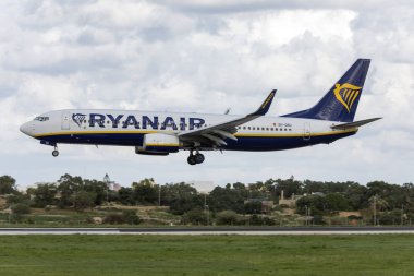 Luqa, Malta - 14 Kasım 2019: Malta Air (Ryanair) Boeing 737-8as (Reg: 9h-Qbu), Malta 'da kayıtlı olan Ryanair 737' den biridir..
