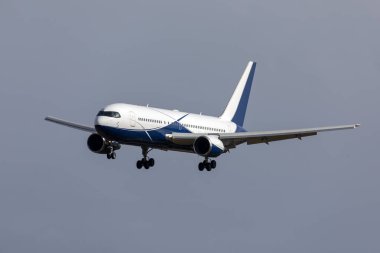 Luqa, Malta - 25 Ekim 2019: Comlux Aviation Boeing 767-2dx (Er) (Reg: P4-Cla) iniş pisti 31, bu yeni renk düzeninde yeniden boyandı.