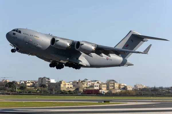 Luqa, Malta - 10 Ocak 2020: Kraliyet Hava Kuvvetleri Boeing C-17a Globemaster Iii (Reg: Zz178), bir gecelik yakıt durağı sonrasında 31. pistten havalandı..