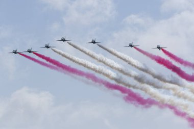 Luqa, Malta - 28 Şubat 2020: Suudi Arabistan Hava Kuvvetleri İngiliz Havacılık Hawks ekran ekibi 3 saatlik teknik duraklama için Malta 'ya geldi.