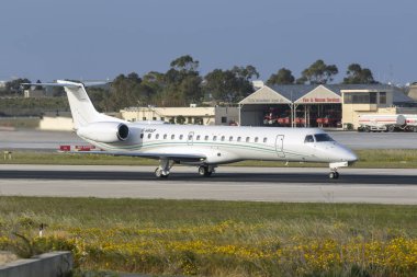 Embraer ERJ-145LR (REG: F-HRAP), COVID-19 nedeniyle havaalanının ticari uçuşlarını durdurmasından birkaç gün önce Malta Uluslararası Havalimanı 'ndan ayrılıyor..