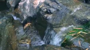 ayrıntılı taşlar akan şelale doğal, nehir