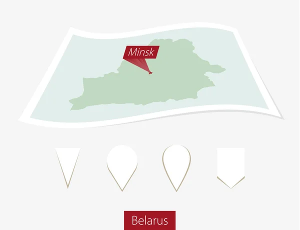 Кривая бумажная карта Беларуси со столицей Минском на сером фоне . — стоковый вектор