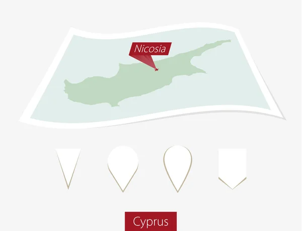 Καμπύλο χαρτί χάρτη της Κύπρου με την πρωτεύουσα Λευκωσία σε γκρι φόντο. — Διανυσματικό Αρχείο