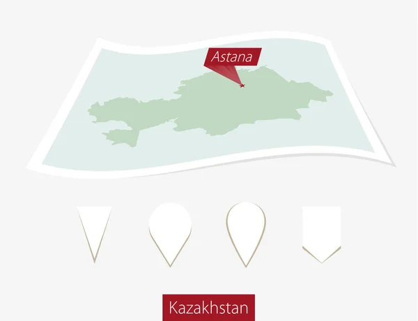 Кривая бумажная карта Казахстана со столицей Астаной на сером фоне . — стоковый вектор