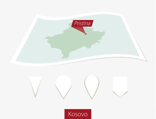Mapa en papel curvado de Kosovo con capital Pristina sobre fondo gris . — Vector de stock