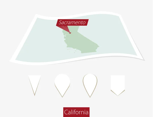 Mapa en papel curvado del estado de California con capital Sacramento sobre fondo gris . — Vector de stock
