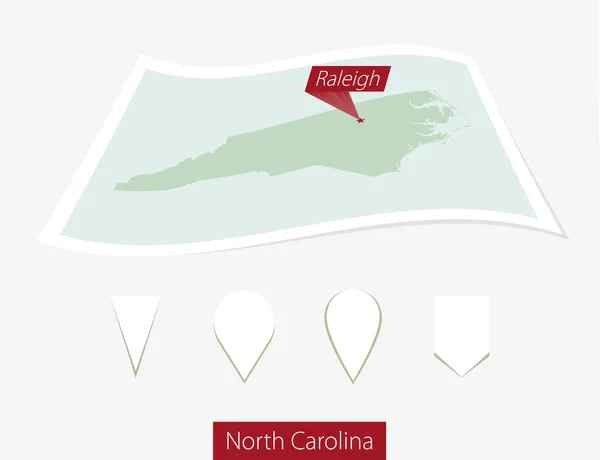 Mapa de papel curvo do estado da Carolina do Norte com a capital Raleigh em Cinza Fundo . —  Vetores de Stock