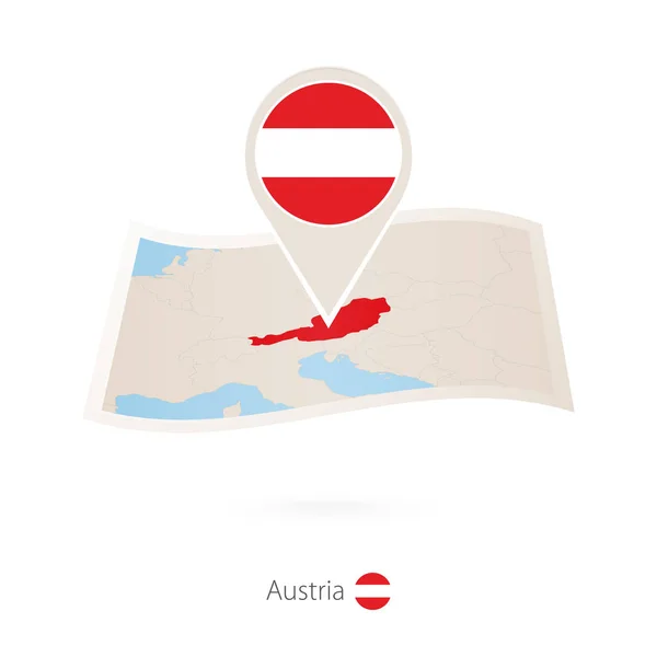 Gevouwen papieren kaart van Oostenrijk met vlag pin van Oostenrijk. — Stockvector
