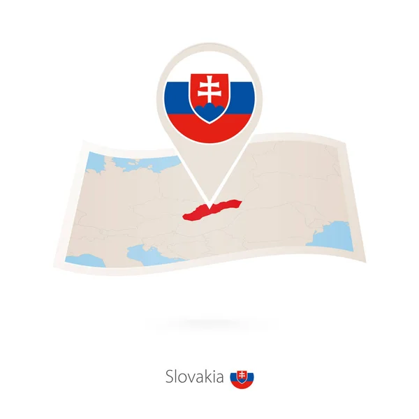 Mapa en papel plegado de Eslovaquia con pasador de bandera de Eslovaquia . — Vector de stock