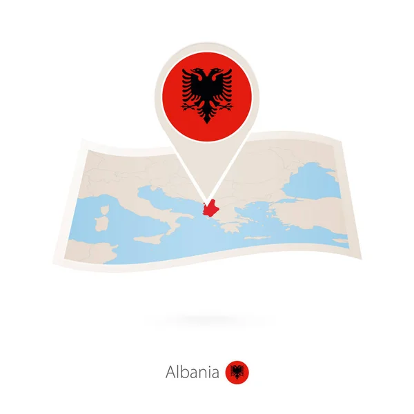 Gevouwen papieren kaart van Albanië met vlag pin van Albanië. — Stockvector