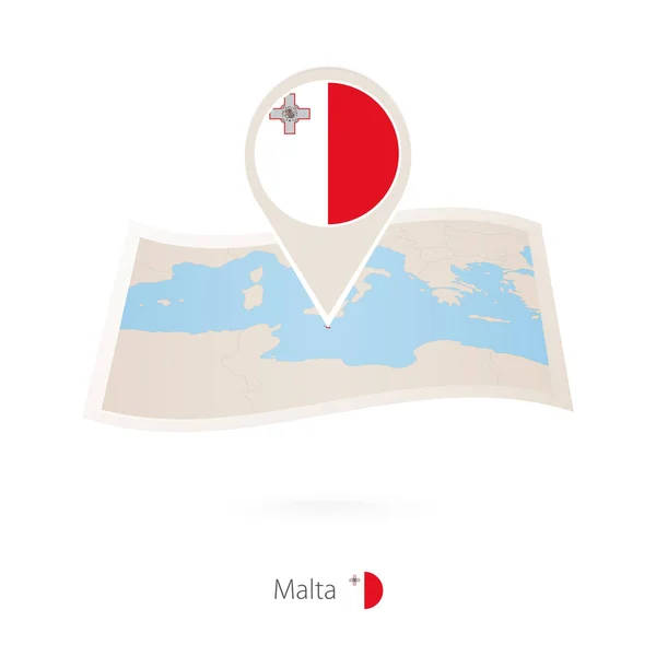 Vikta papperskarta över Malta med flagga pin av Malta. — Stock vektor