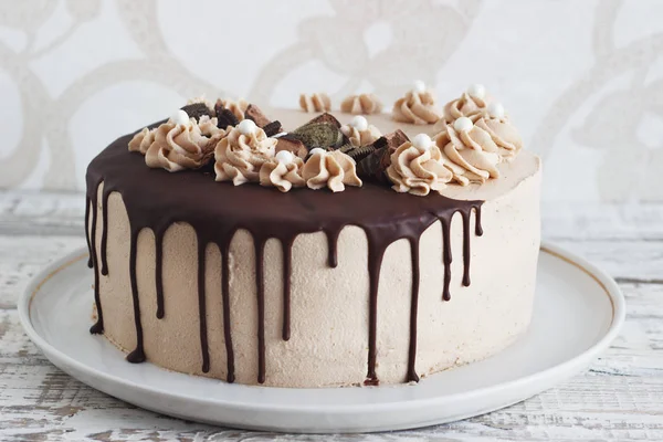Csokoládé cupcake mousse krém jegesedés a grunge fehér fa háttér másol hely — Stock Fotó