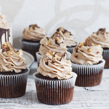 Grunge Beyaz ahşap arka plan kopya alanı üzerine krem Mus krema ile çikolatalı kek