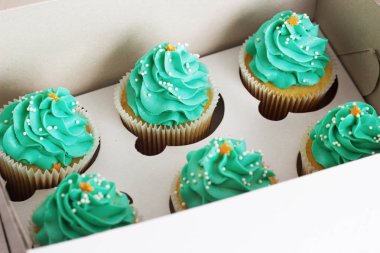 Grunge Beyaz ahşap arka plan kopya alanı üzerine krem Mus krema ile çikolatalı kek