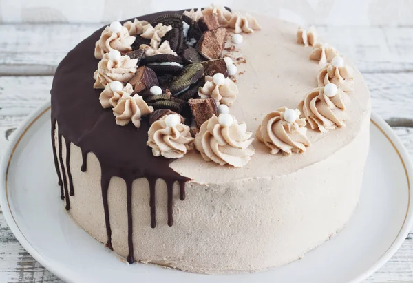 Шоколадний кекс з вершками мус глазурування на гранжевому білому дерев'яному фоні копіювання простору — стокове фото