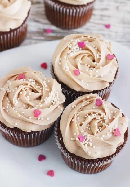 Cupcakes de chocolate decorados com corações de rosa creme — Fotografia de Stock