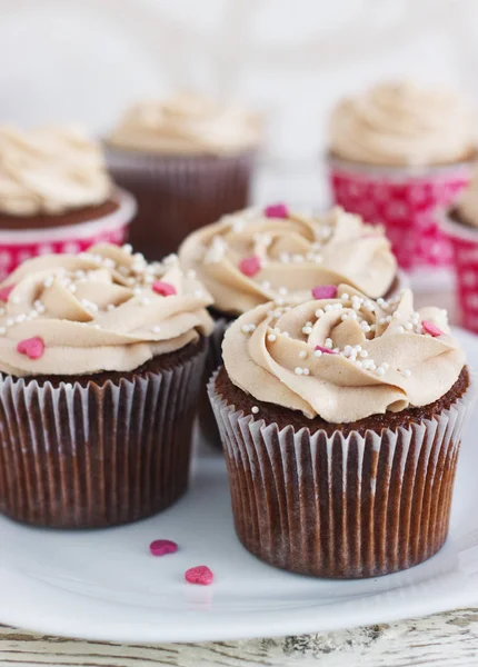 Cupcakes de chocolate decorados com corações de rosa creme — Fotografia de Stock