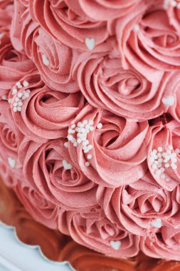 iki katlı pasta krem gül ile