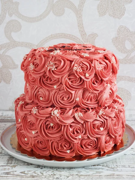 Двухуровневый торт со сливочными розами — стоковое фото