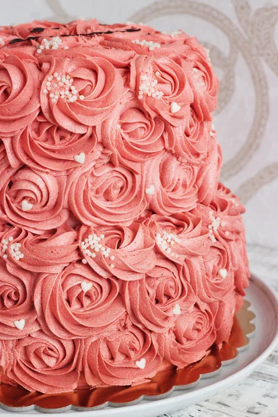 Zwei-Klassen-Kuchen mit Sahne-Rosen — Stockfoto