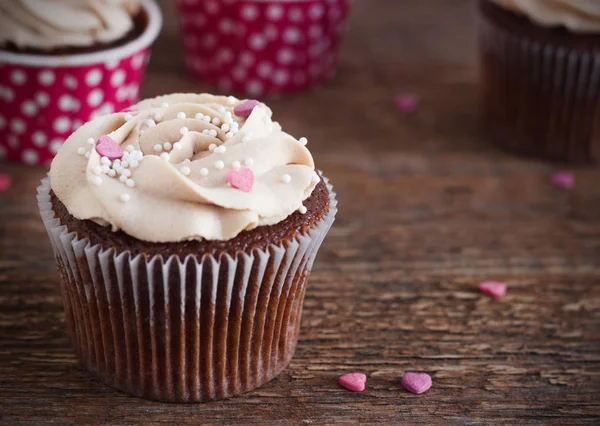 Cupcakes de chocolate decorados com corações de rosa creme — Fotografia de Stock