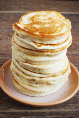 ahşap arka plan üzerinde krep yığını