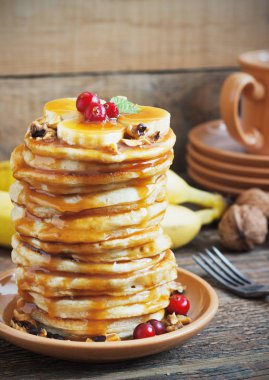 Muz, ceviz ve karamel bir Kahvaltıda krep.