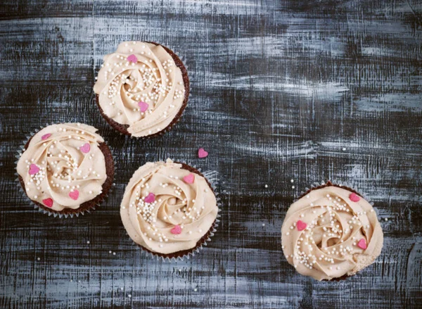 巧克力蛋糕装饰用奶油玫瑰的心 — 图库照片