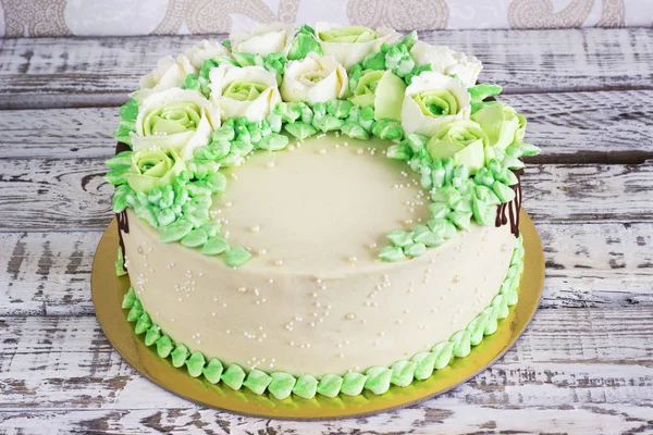 Uroczysty tort z różami z krem na białym tle drewnianych — Zdjęcie stockowe