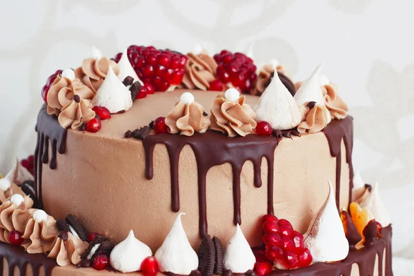 Ünnepi kétszintű gyümölcs csíkok csokoládé torta — Stock Fotó