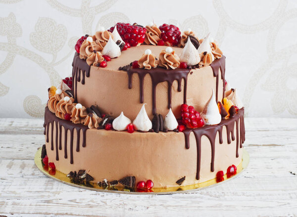 Праздничный двухуровневый торт с фруктовыми полосками шоколада
