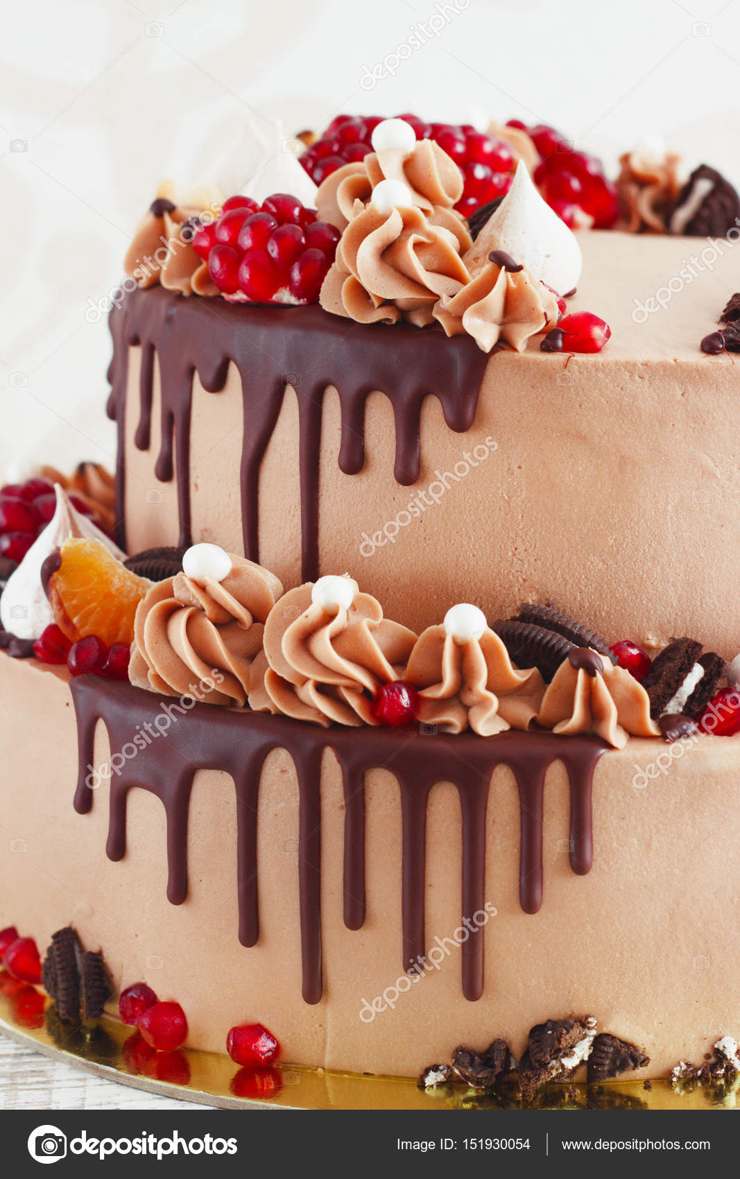 Pastel festivo de dos niveles con rayas de fruta de chocolate — Foto de  stock #151930054 © OksanaYasiuchenia, image size:1067x1700