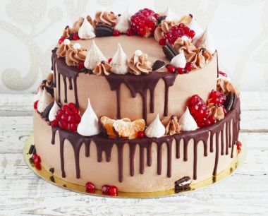 Meyve çizgileri çikolata ile şenlikli iki katlı pasta