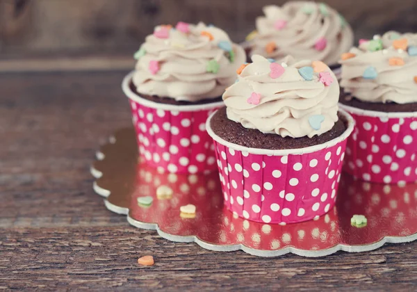 Bolo de chocolate com creme de mousse em grunge escuro espaço de cópia de fundo de madeira — Fotografia de Stock