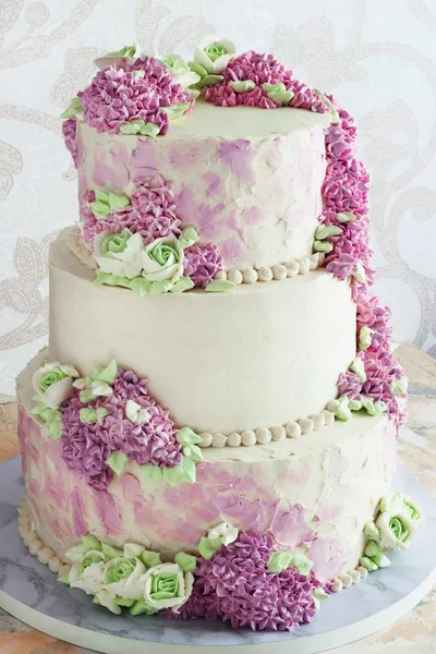 Feestelijke Cake met room bruiloft bloemen Lila op witte achtergrond — Stockfoto