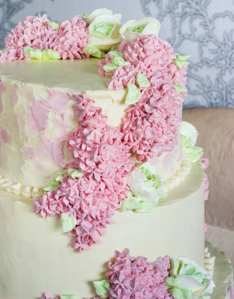 Pastel festivo de boda con flores de crema lila sobre fondo blanco —  Fotos de Stock
