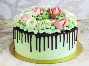 Güllü krem Beyaz ahşap zemin üzerinde yapılan kutlama pastası