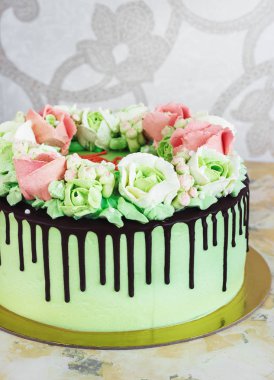 Güllü krem Beyaz ahşap zemin üzerinde yapılan kutlama pastası