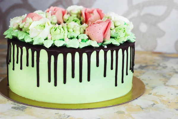 木製白地にクリームのバラでお祝いケーキ — ストック写真