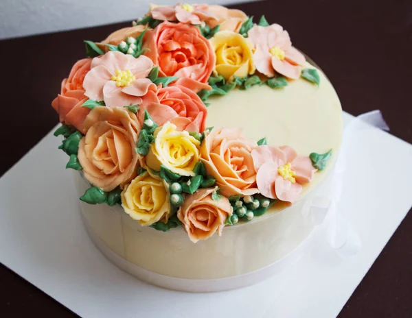 Doğum günü pastası çiçekli beyaz zemin üzerine gül