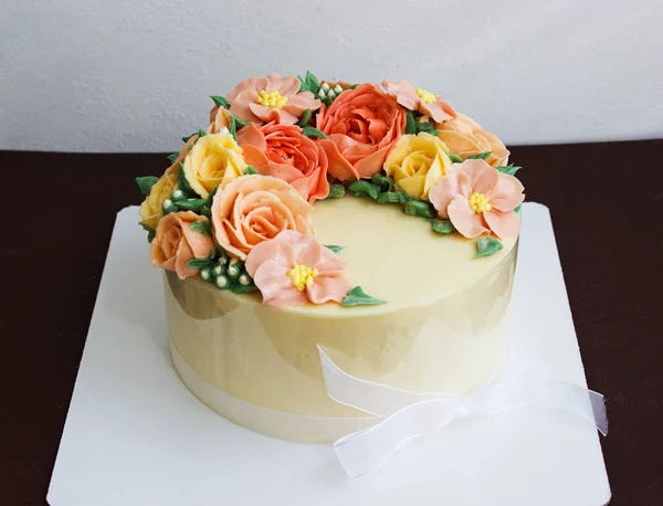 День народження торт з квітами троянда на білому тлі — стокове фото