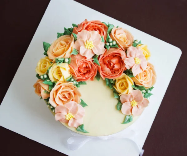 Doğum günü pastası çiçekli beyaz zemin üzerine gül