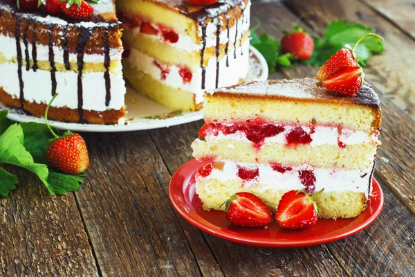 Strawberry cake on a wooden background. — Stock Photo, Image