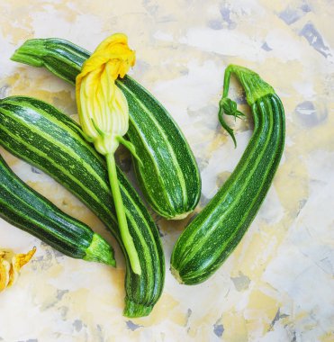 Işık arka plan üzerinde taze kabak
