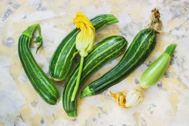 Açık renkli hasır mat üzerinde taze kabak