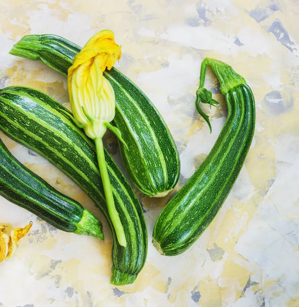 Işık arka plan üzerinde taze kabak