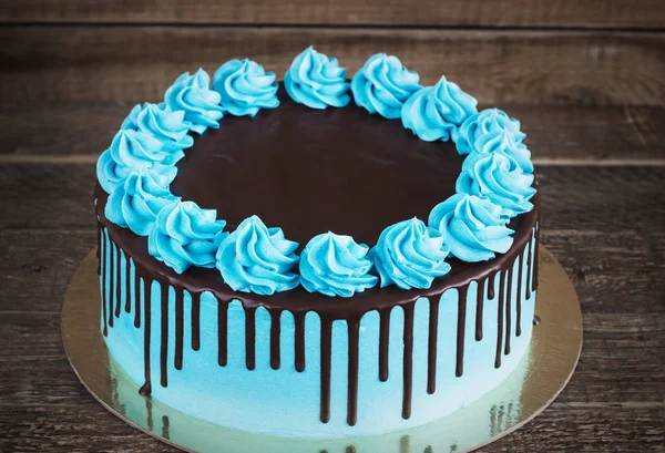 Tarta de cumpleaños con gotas de chocolate crema sobre un fondo de madera oscura — Foto de Stock