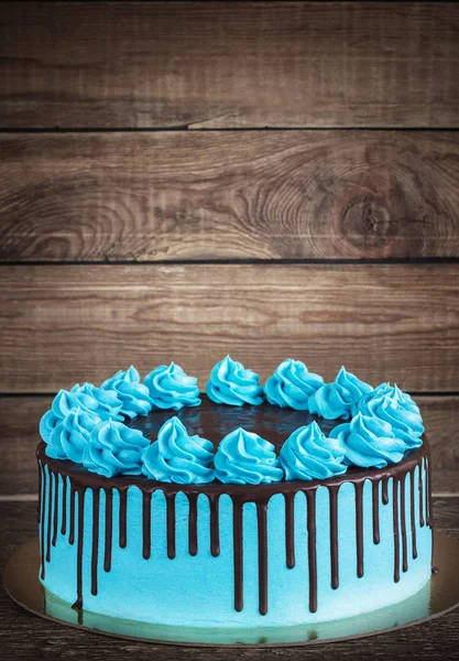 Tarta de cumpleaños con gotas de chocolate crema sobre un fondo de madera oscura — Foto de Stock